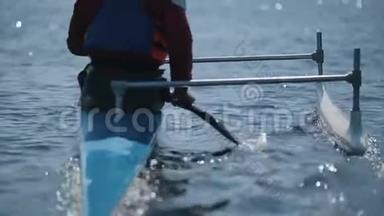 残疾运动员在独木舟中使用桨的背面视图。 划艇，划艇，划艇.. 培训。 做皮划艇。 奥运会项目